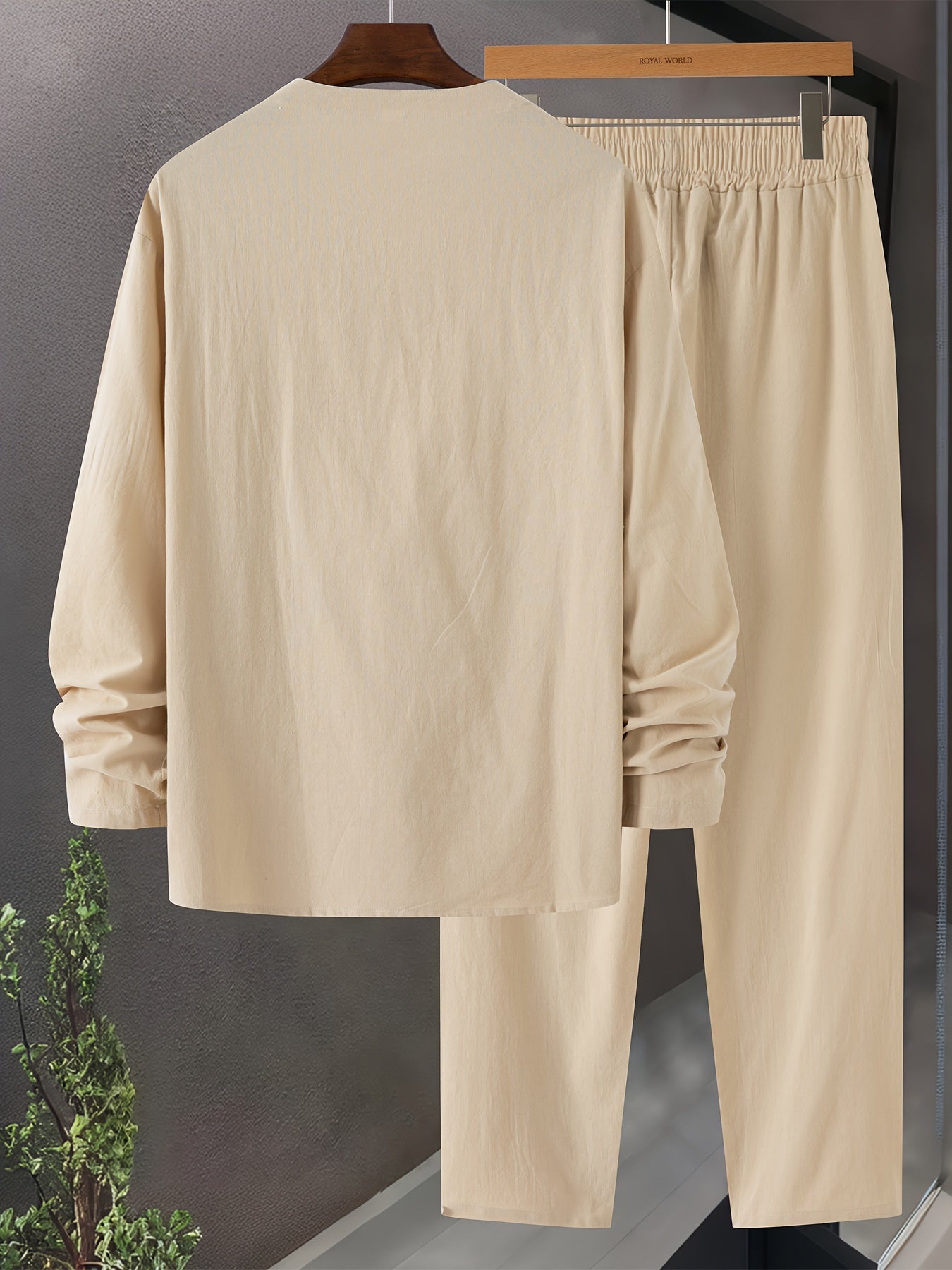 Allsidig herre loungewear sett i nøytral farge. Komfortabel V-hals topp og avslappede bukser for alle sesonger.