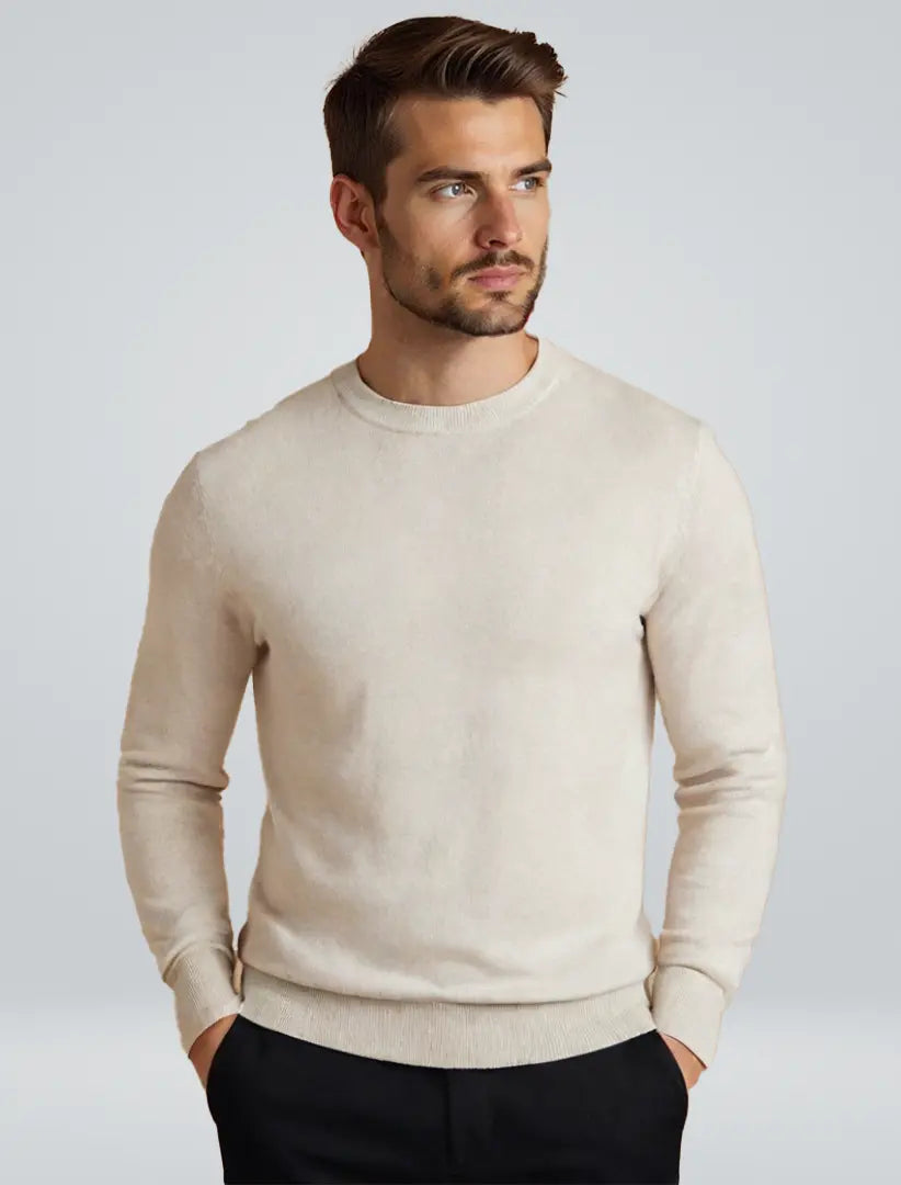 Myk, komfortabel herretrøye med minimalistisk design. Perfekt som fritids- eller hverdagsklær.