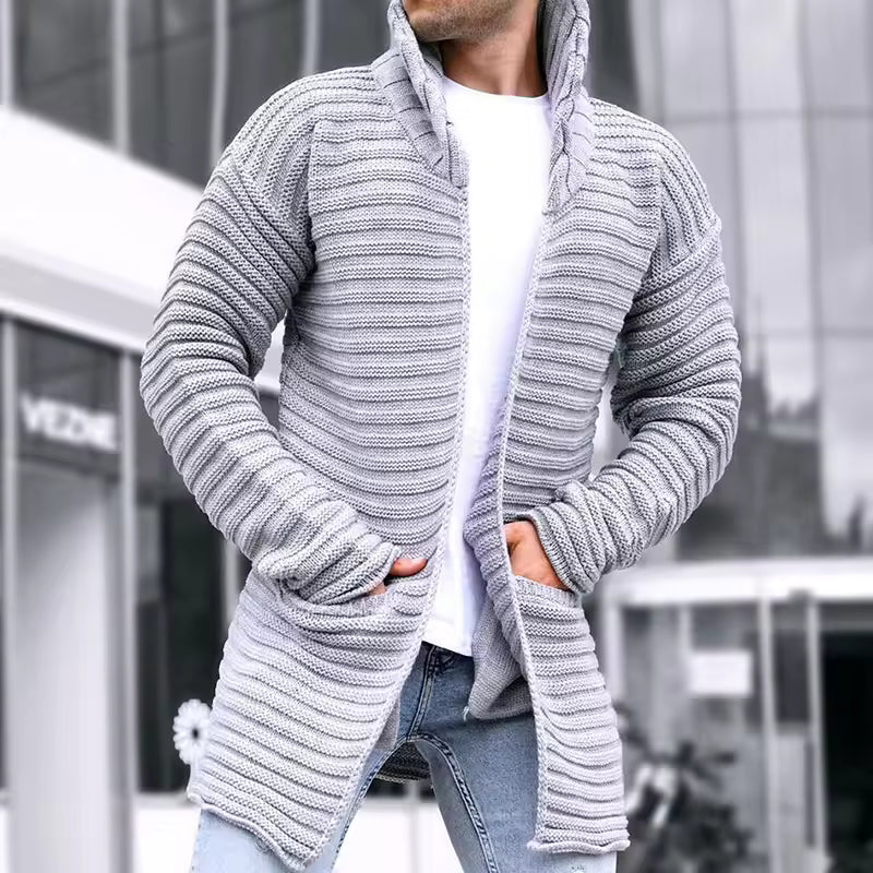 Komfortabel herre cardigan med turtleneck og åpen front. En oversized modell for stilren lag-på-lag høst/vinter.
