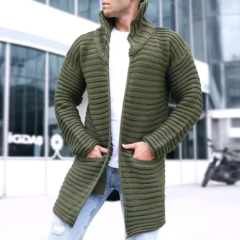 Moderne herre oversized cardigan med høy hals, perfekt for avslappet og stilfull herremote i kaldere vær.