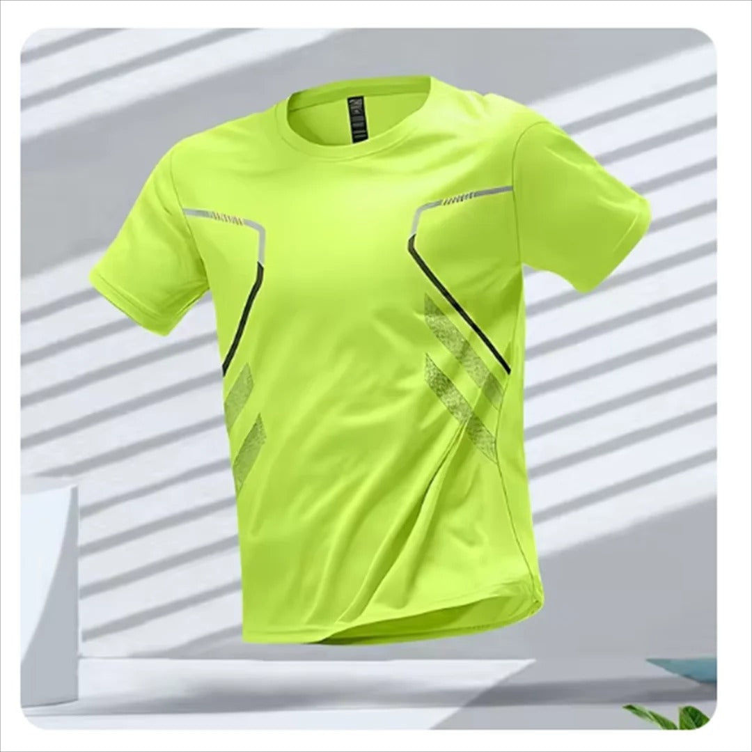 Mann i sporty quick dry t-skjorte, egnet for løping, gym og intens trening. Tilbyr god bevegelsesfrihet.