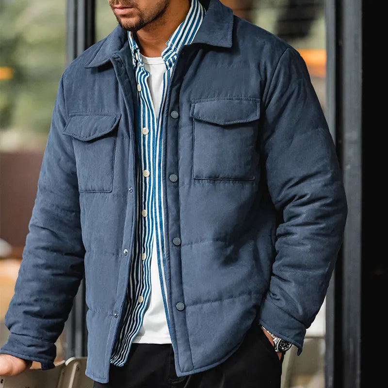 Stilig herre quilted jakke med knapper. Varm og casual vinterjakke i Regular Fit.