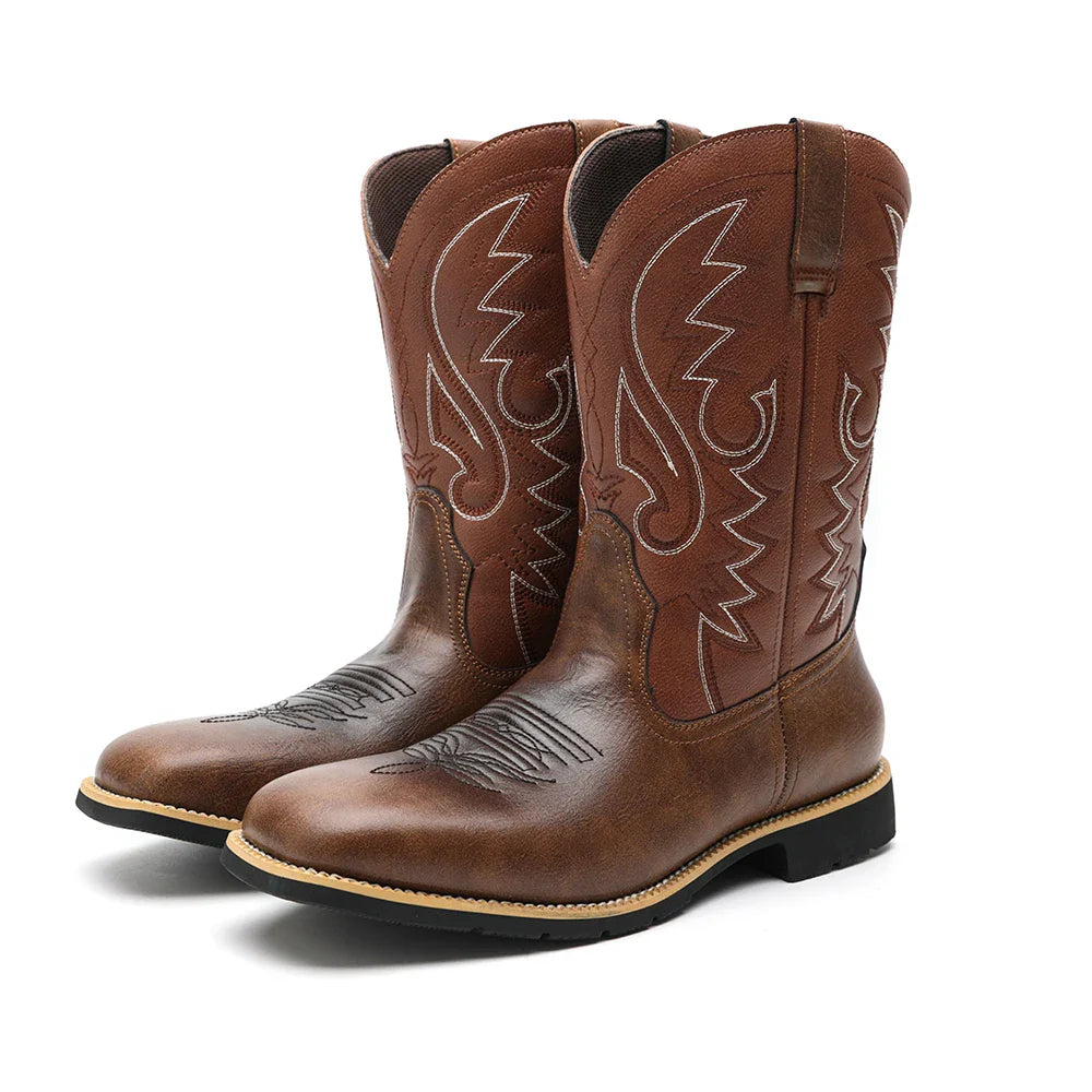 Herre retro høye cowboyboots med broderte detaljer og bred tå i brun. Perfekt for western-stil.