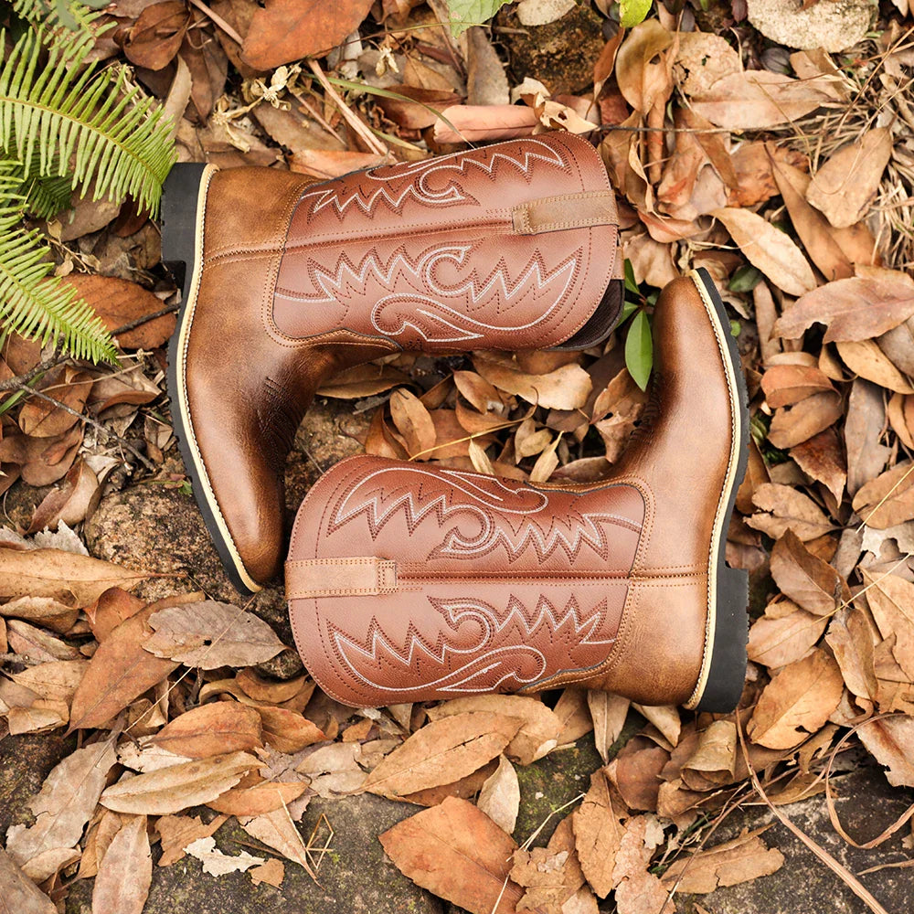 Komfortable herre retro cowboyboots med unike broderte detaljer og bred tå. Ideell for hverdagsbruk.