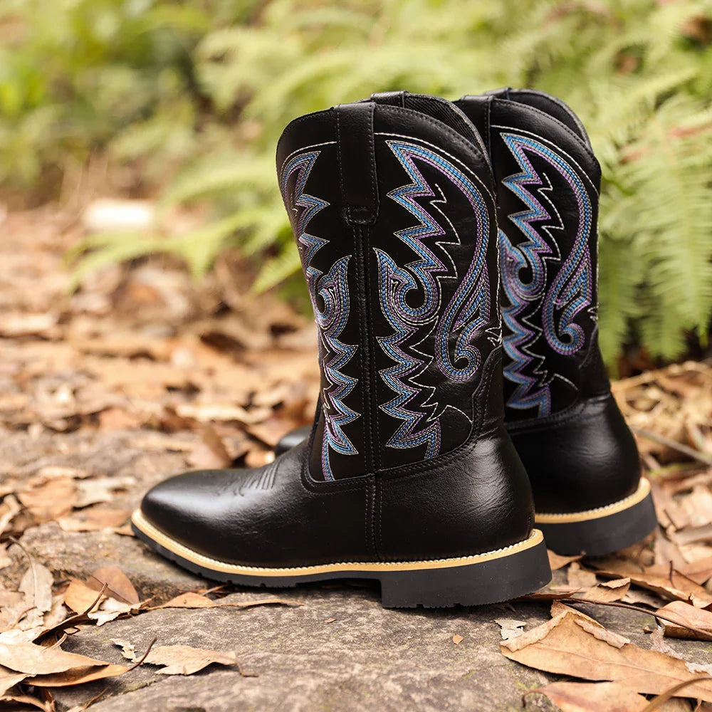 Høye herre cowboyboots med broderte motiver og bred tå, perfekt for en edgy festival-stil.