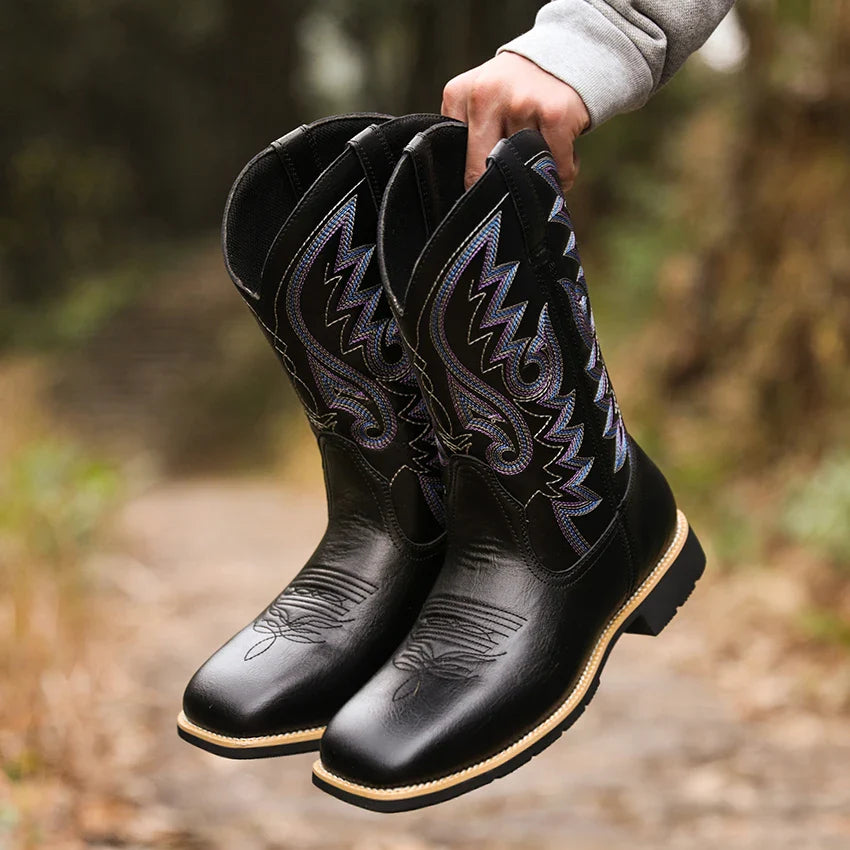 Elegante svarte retro herreboots med intrikate broderte detaljer. Komfortable for lange dager.