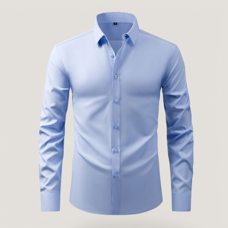 Nærbilde av stoffet på en rynkefri herreskjorte, som viser den komfortable polyesterkvaliteten.