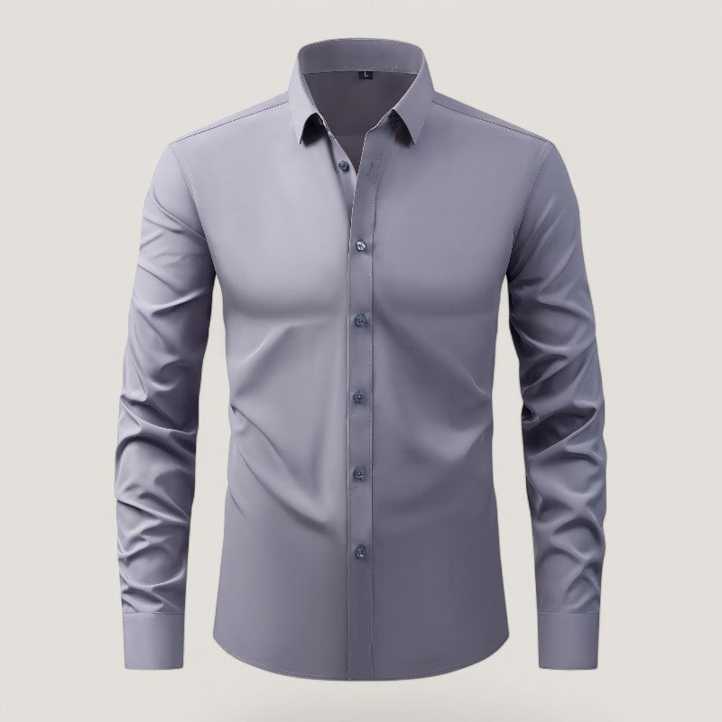 Flere farger av rynkefri slim-fit herreskjorte, stablet for å vise variasjon i polyesterkvalitet.