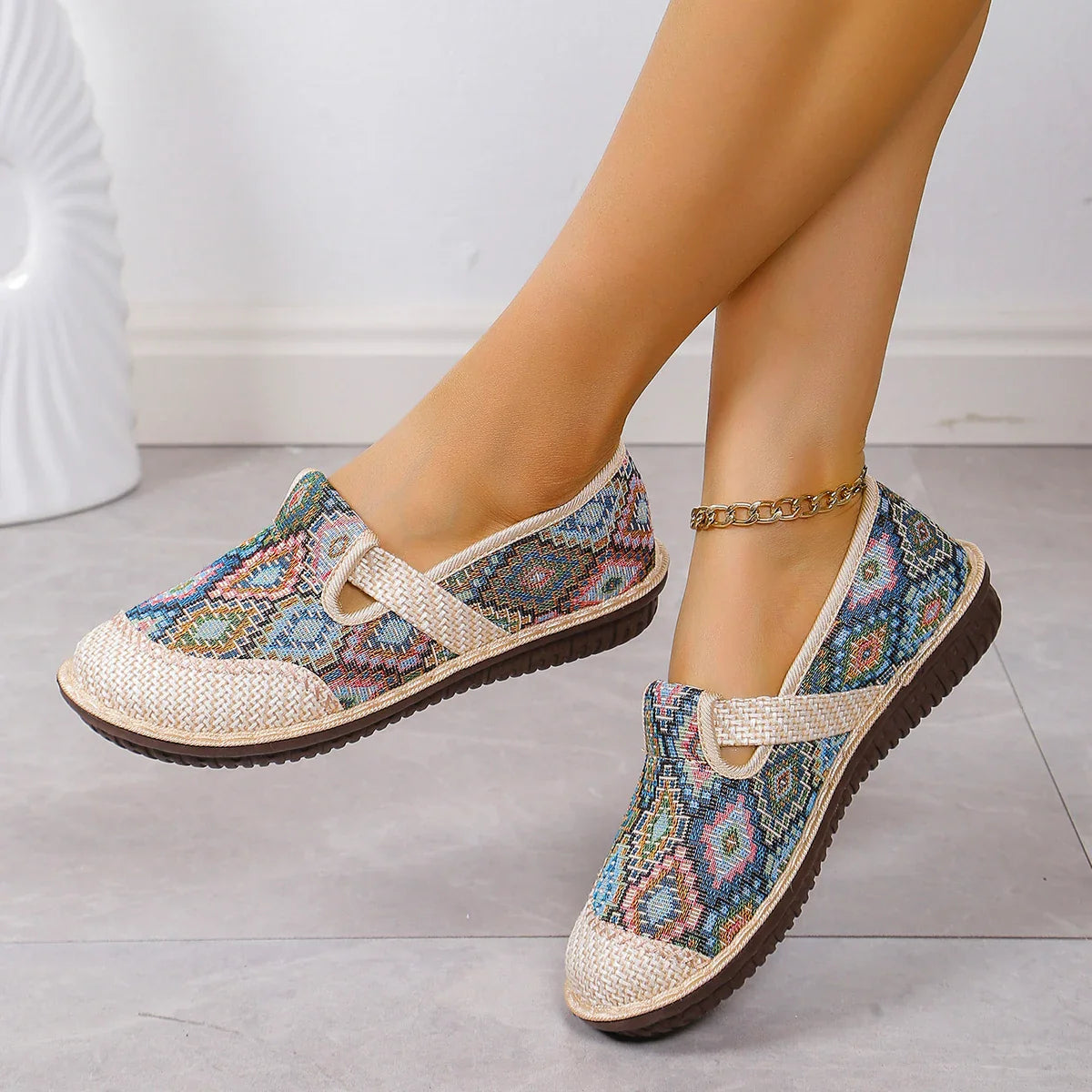 Herre slip-on sko i dragefrukt-farge, pustende og lett for komfortabel sommerbruk.
