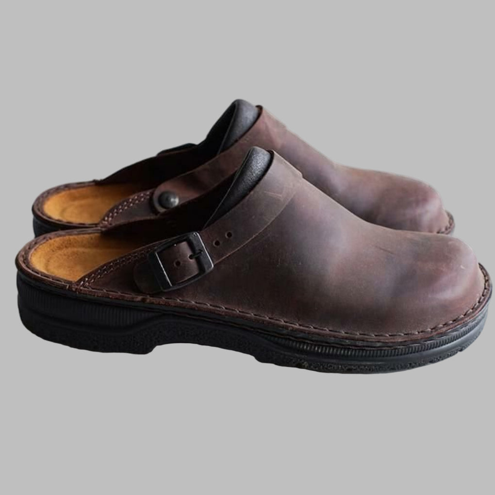 "Herre slip-on tresko i beige med slitesterk syntetisk overdel og komfortabel såle for enkel og stilfull bruk."