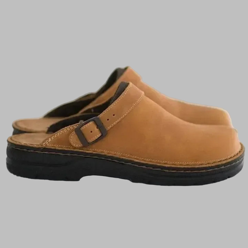 "Herre slip-on tresko i beige med slitesterk syntetisk overdel og komfortabel såle for enkel og stilfull bruk."