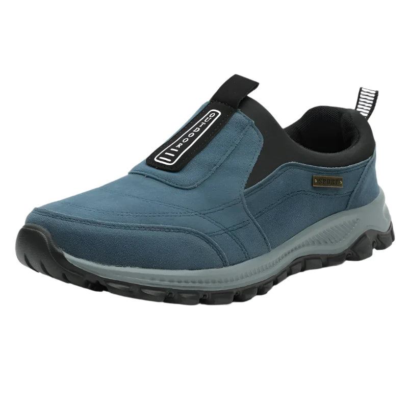 Herre slip-on tursko i semsket skinn. Komfortable utendørssko for fritid, vår og sommer.
