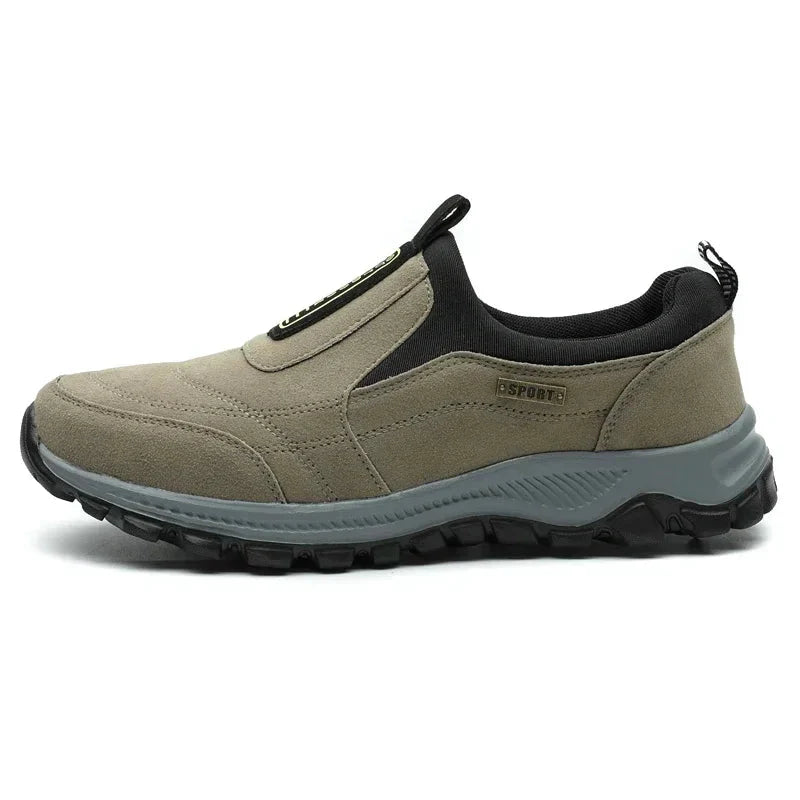 Komfortable slip-on tursko for menn i semsket skinn. Sklisikre fritidssko til vår- og sommerbruk.