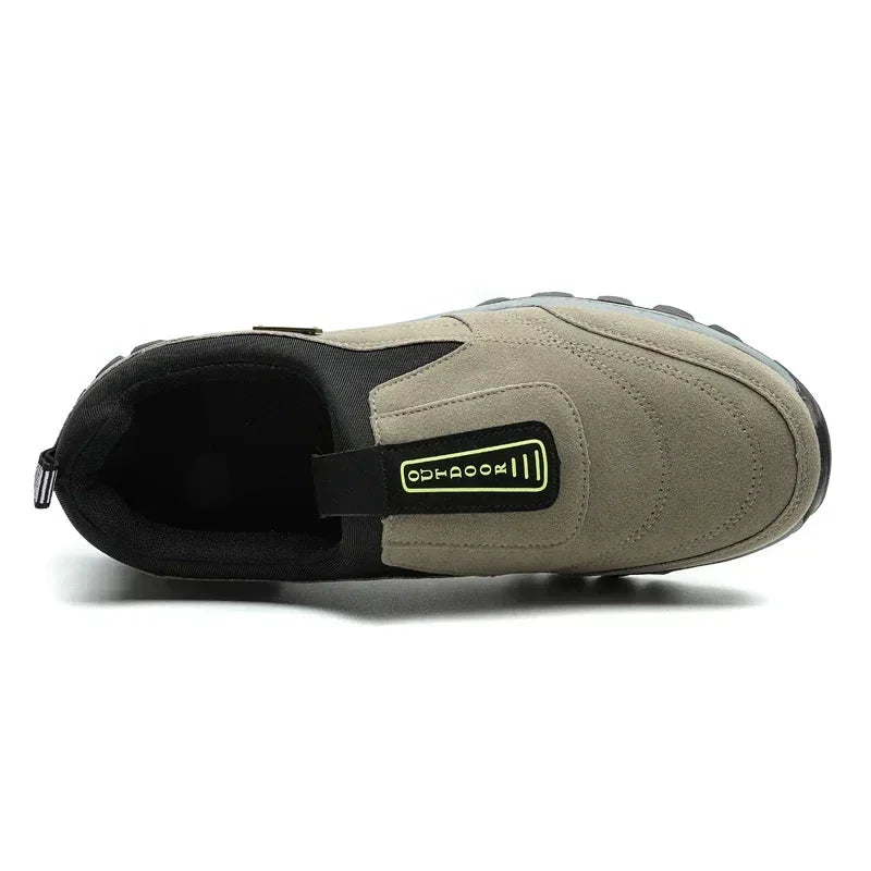 Detalj av semsket skinn på herre slip-on tursko. Viser tekstur, sømmer og solid konstruksjon.
