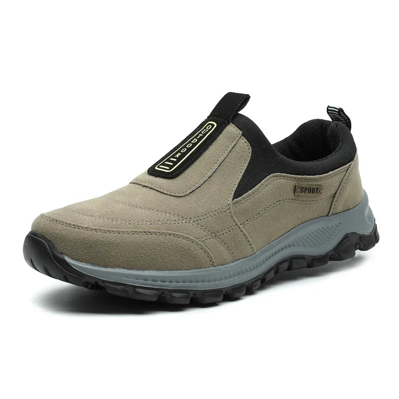 Sklisikre slip-on tursko for herre. Robuste utendørssko i semsket skinn for komfortabel gange.