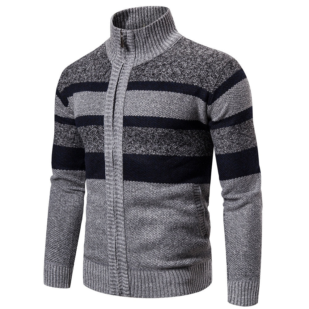 Elegant stripete strikket cardigan for menn i smal passform. Trendy herreklær.