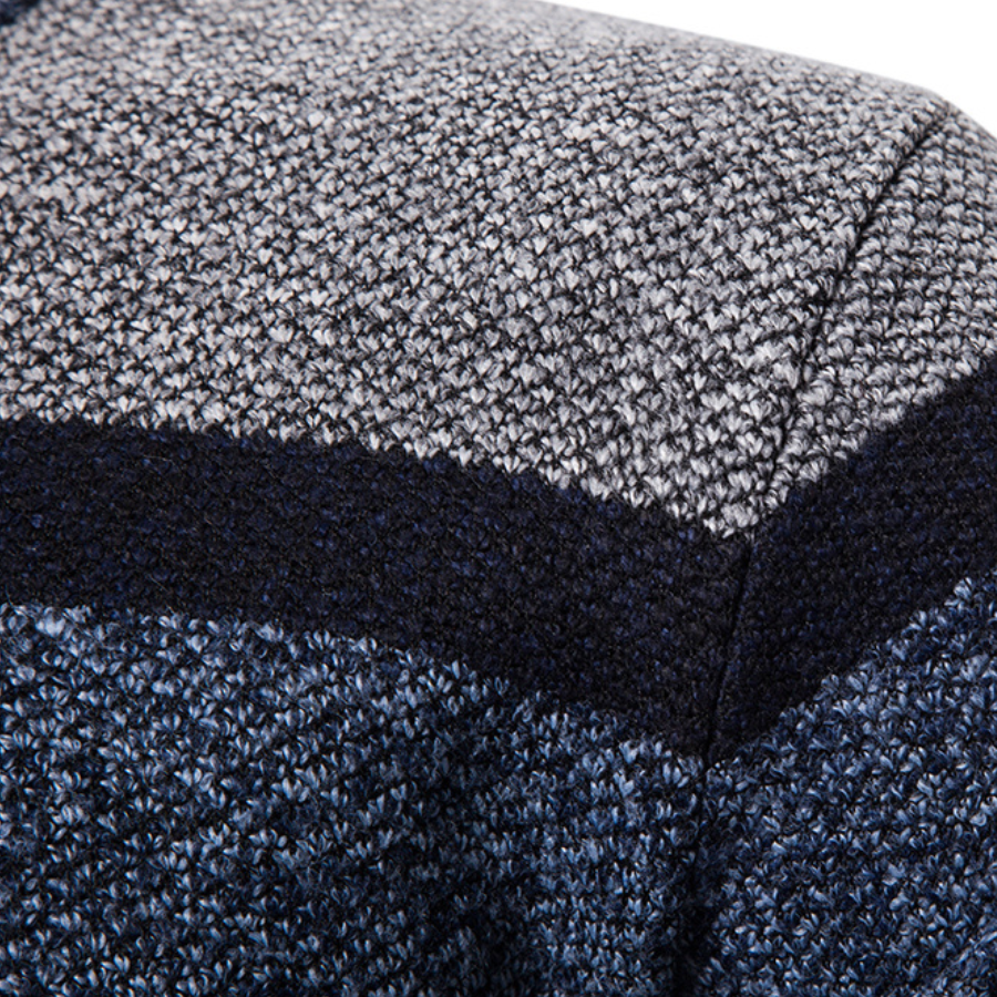 Høstlig og vårfrisk strikket herre cardigan med smale striper og elegant passform.