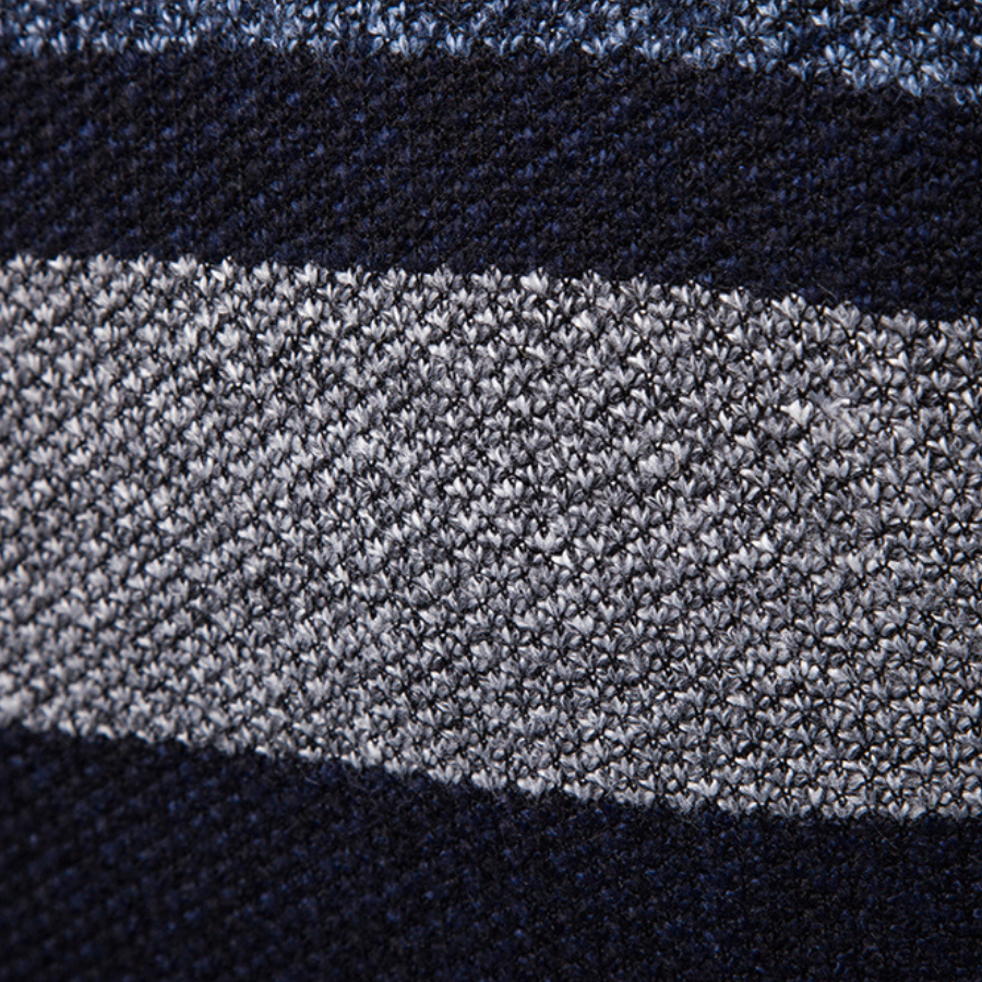 Myk strikket herre cardigan i smal passform, med diskrete striper. Komfortabel og chic.