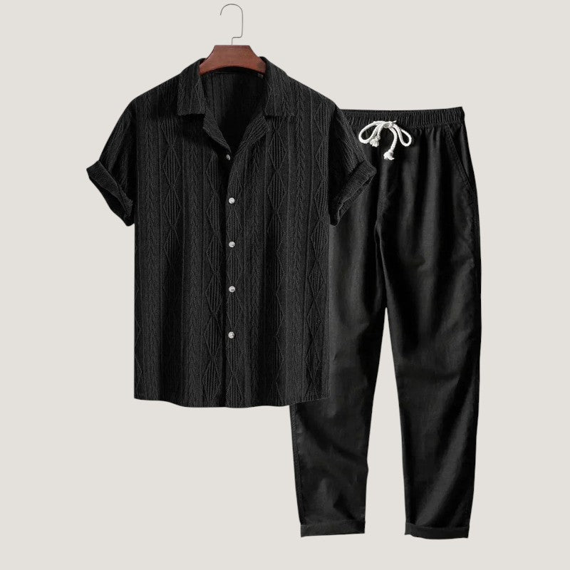 Stilrent linsett for herre, med kortermet skjorte og shorts, for en avslappet sommerlook.