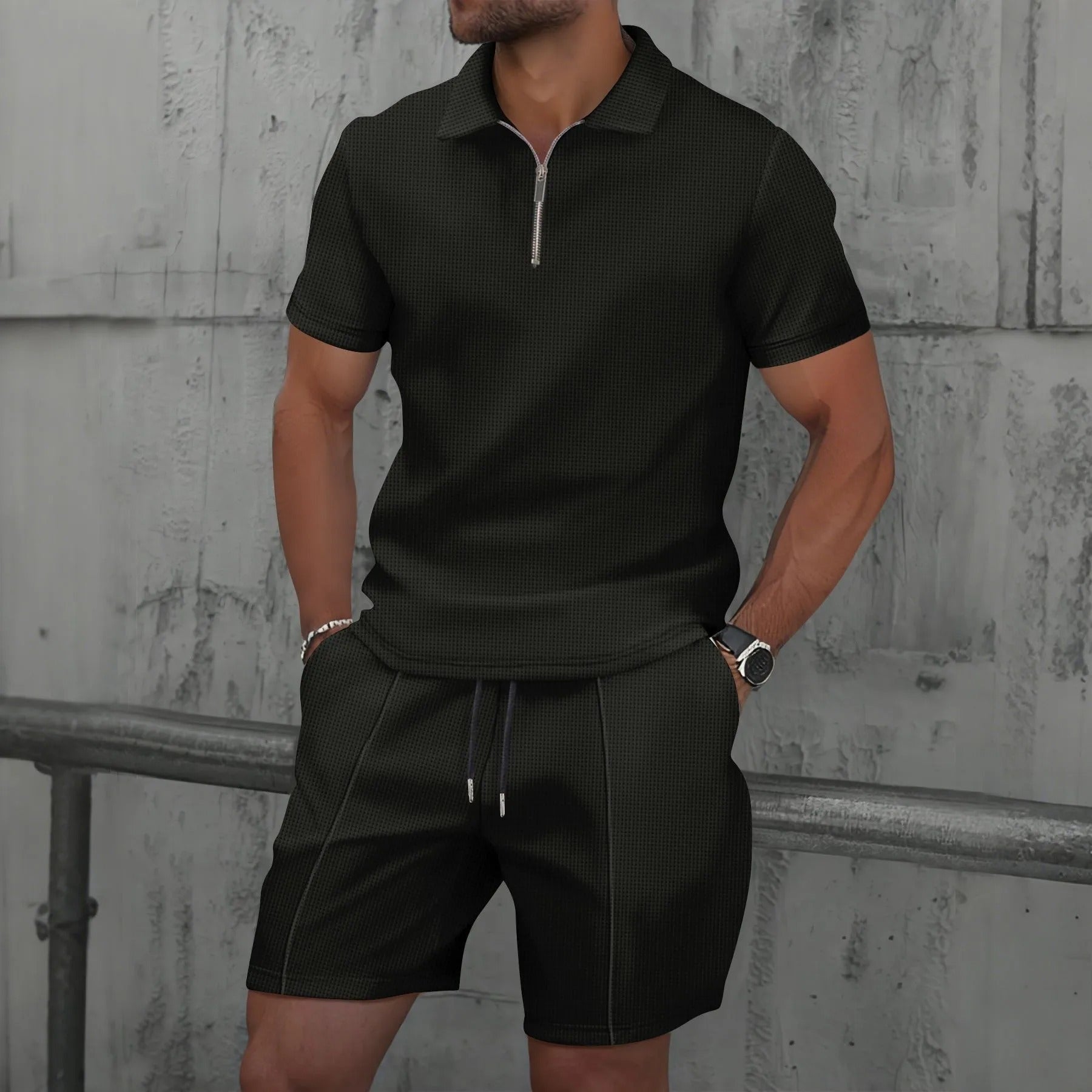 Todelt herresett: kortermet overdel med zip-up og matchende shorts. Vaffelstruktur for avslappet sommerstil.