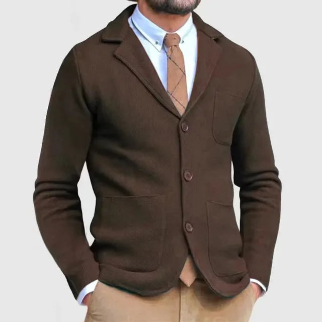 En velsittende herre strikkblazer med en moderne silhuett, perfekt for en skarp og komfortabel look.