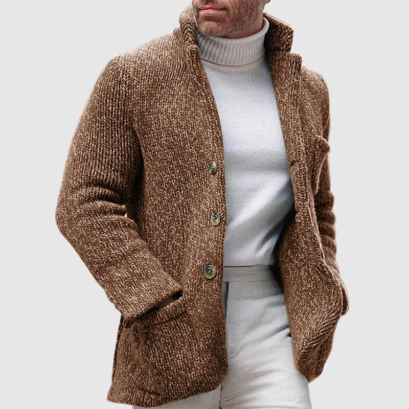 Stilren herre cardigan i chunky strikk med ståkrage, ideell for lag-på-lag og casual hverdagsbruk.