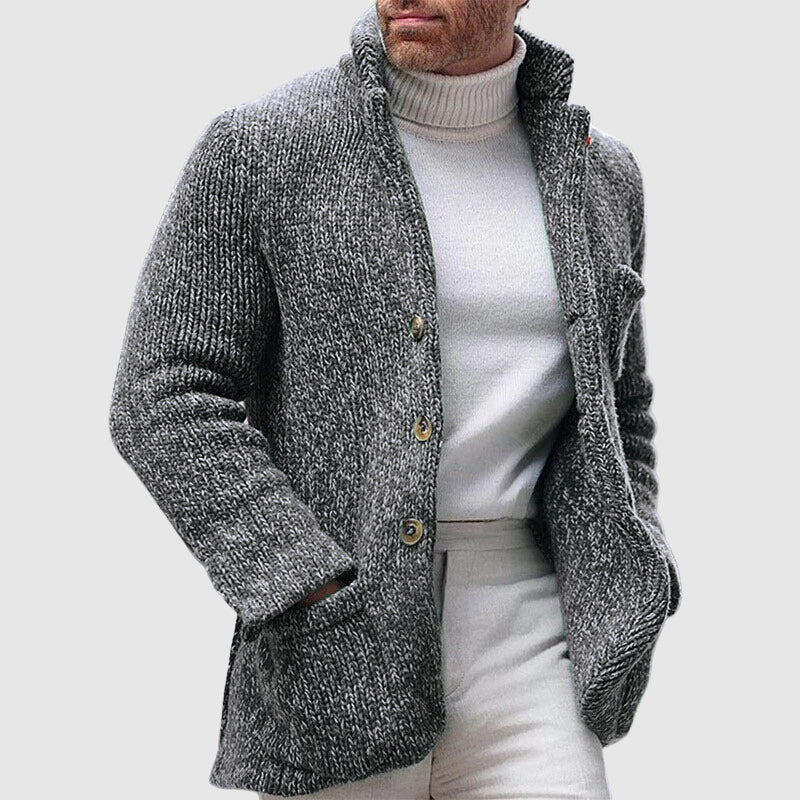 Komfortabel og varm herre cardigan med tykk strikk og høy ståkrage, en must-have for kalde dager.