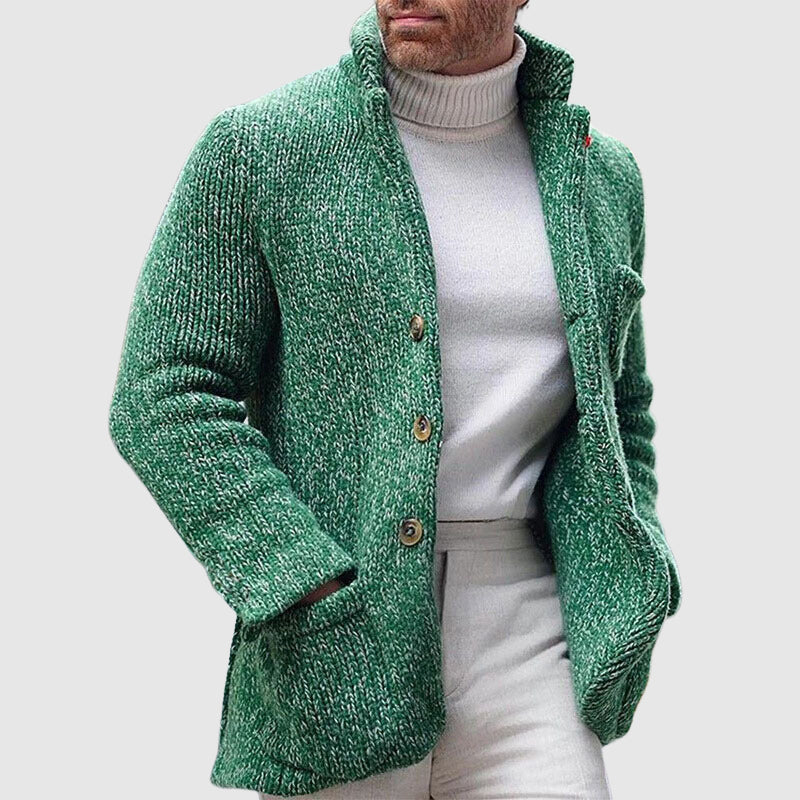 Modell iført trendy herre cardigan i chunky strikk med ståkrage, viser casual menns mote.