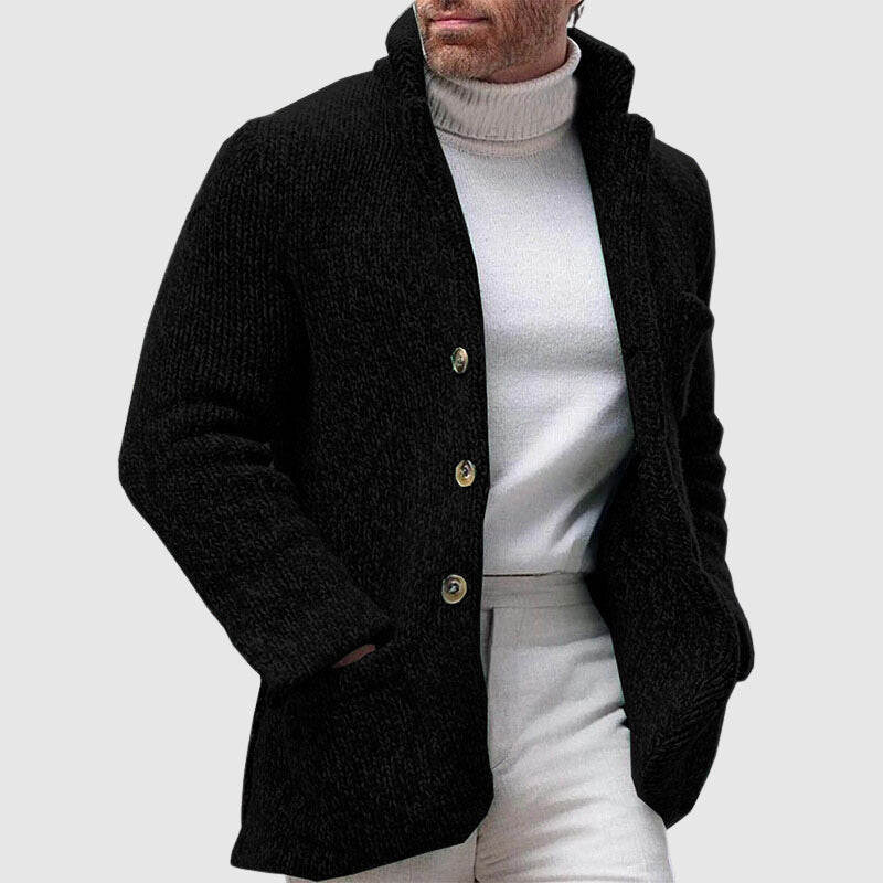 Nærbilde av detaljrik, chunky strikket herre cardigan med robust ståkrage og myk tekstur.