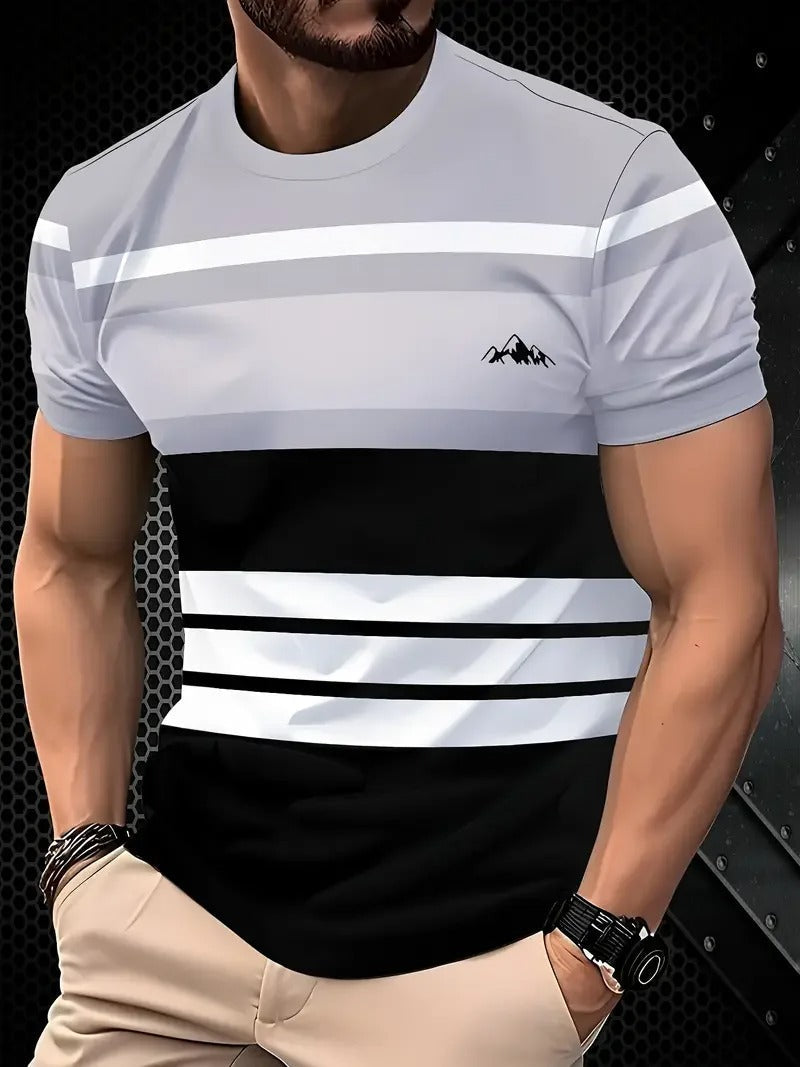 Mann iført stripet sommer t-skjorte, casual stil. Perfekt for fritid, med korte ermer og rundhals design.