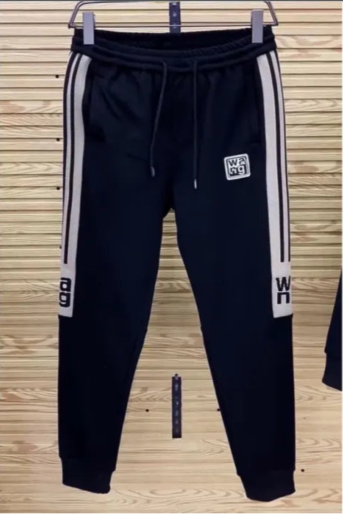 Stilig svart herre treningsdress. Komfortabelt sporty sett med joggebukse og genser, ideell for hverdagsbruk.
