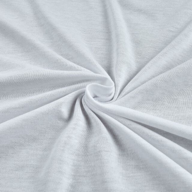 Mann i pustende herre t-skjorte med 3D-effekt under trening. Polyester for sport, komfort og aktiv livsstil.