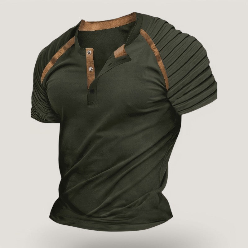 Detalj av herre t-skjorte med finvevde striper i myk polyester, fremmer pusteevne og komfort.