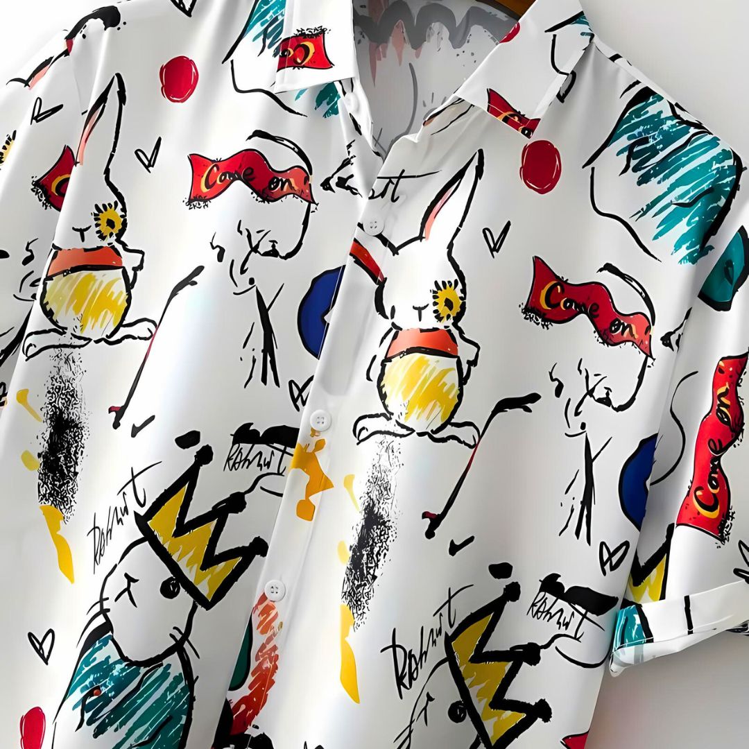 Pustende herre T-skjorte med trendy 'Rabbit King' motiv. Perfekt for sommerklær og avslappet herremote.
