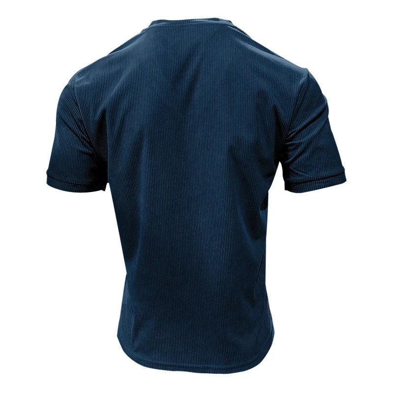 Stilren herre t-skjorte, slim fit, med teksturert design og V-hals. Elegant mannemode.