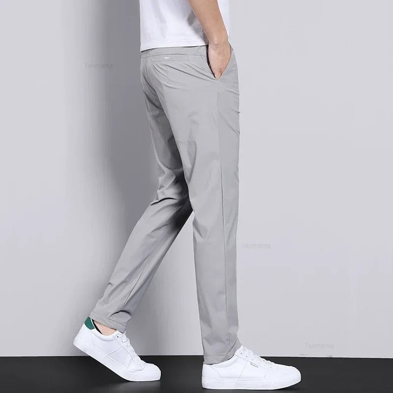 Nærbilde av stoffet på tynne herre sommerbukser, viser stretch og lett materiale.