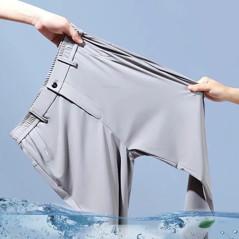 Mann iført stilige slim fit sommerbukser, egnet for både fritid og jobb.