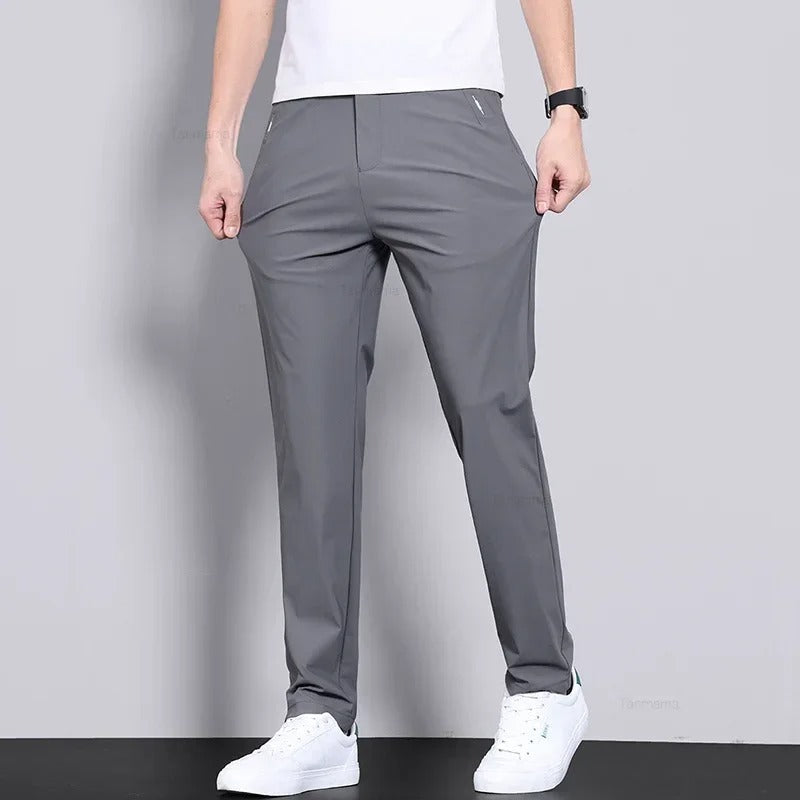Herre slim fit bukser med stretch, perfekt for aktivitet eller lange reiser.