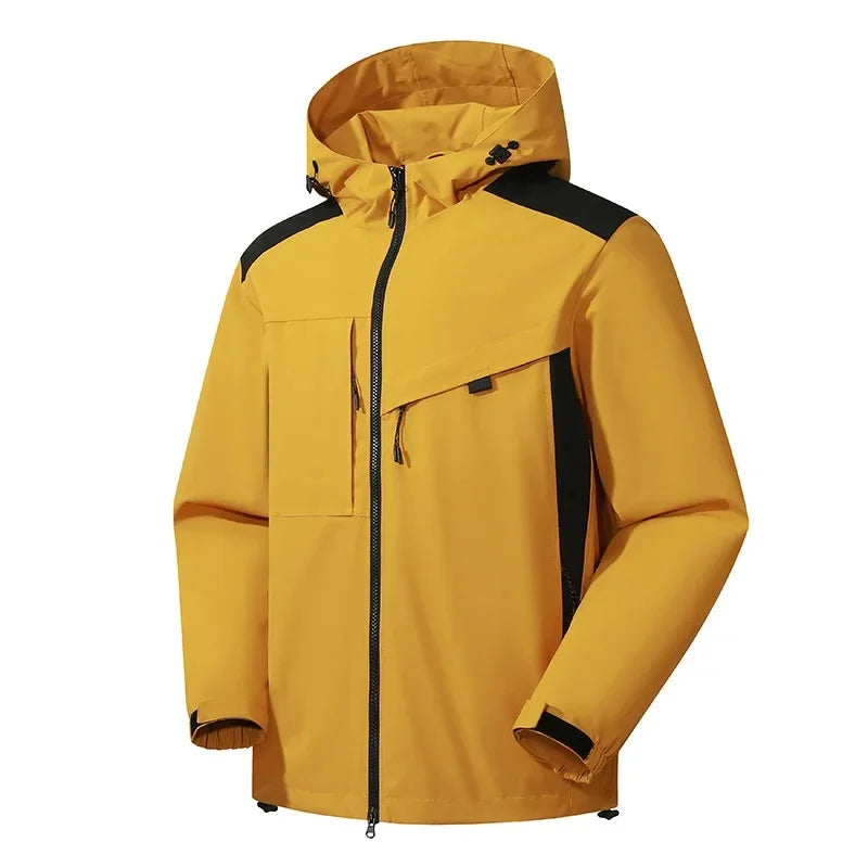Herre uformell sporty skijakke med hette. Vindtett og vannavstøtende for snørike dager.