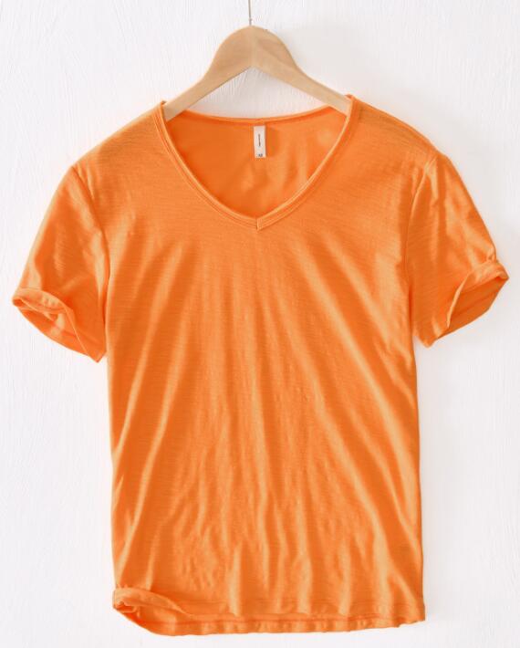 Bakside av herreskjorte med V-hals, linblanding, viser en clean og casual design