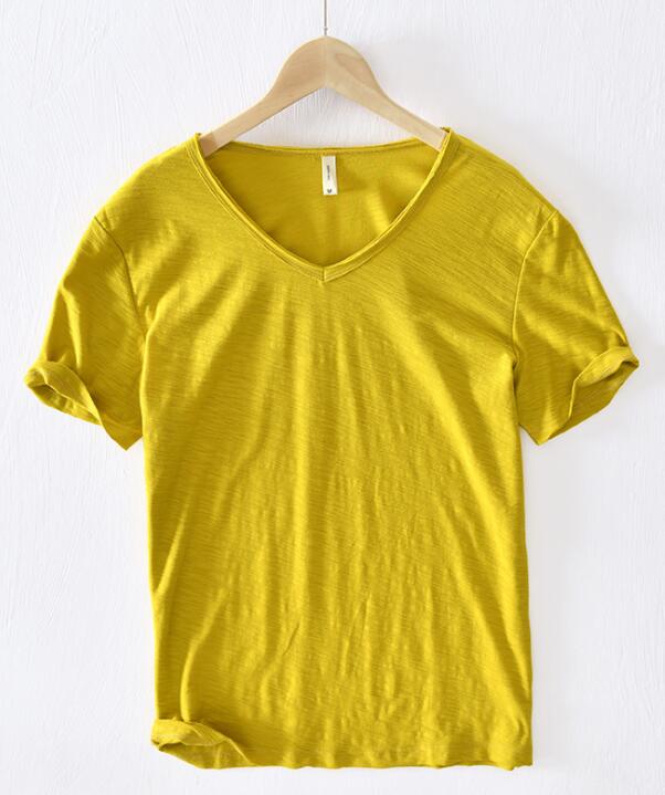 Mann med solbriller i en avslappet V-genser i linblanding, ideell sommerskjorte