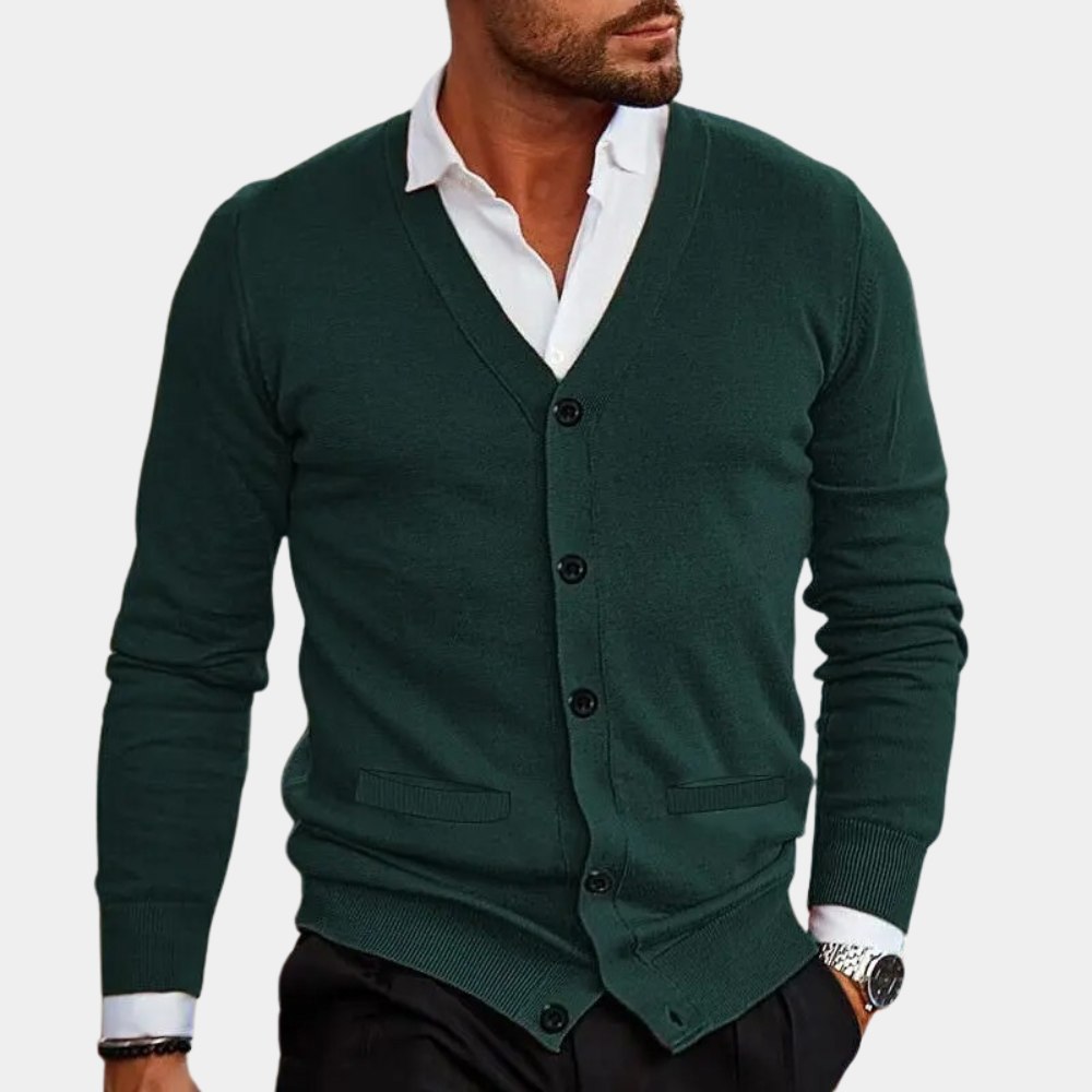 Avslappet herrecardigan med V-hals og dekorative knapper. Perfekt for allsidig herremote og fritid.