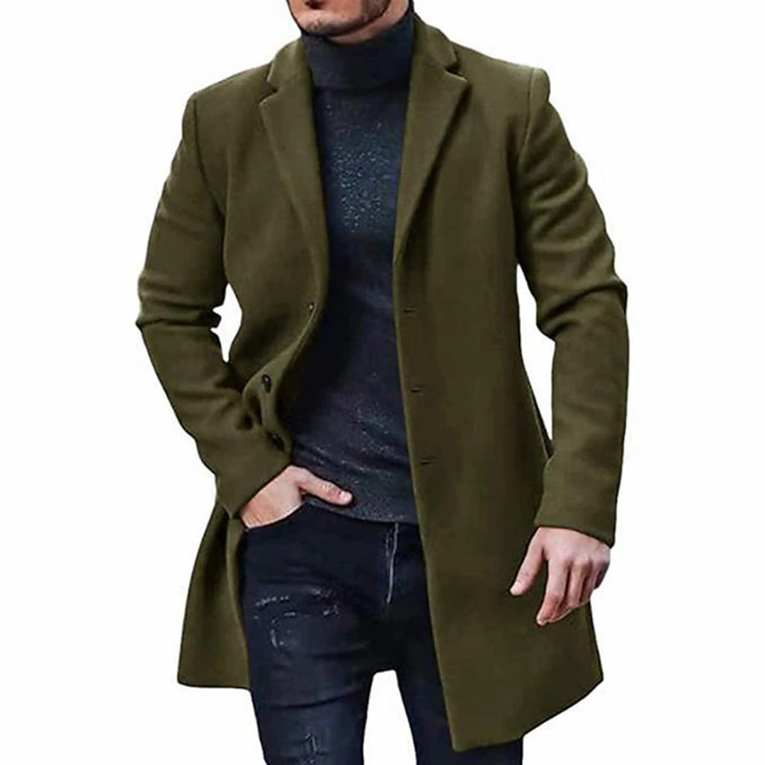Modell iført stilig herre vinterjakke, perfekt for casual hverdagsbruk og varme.