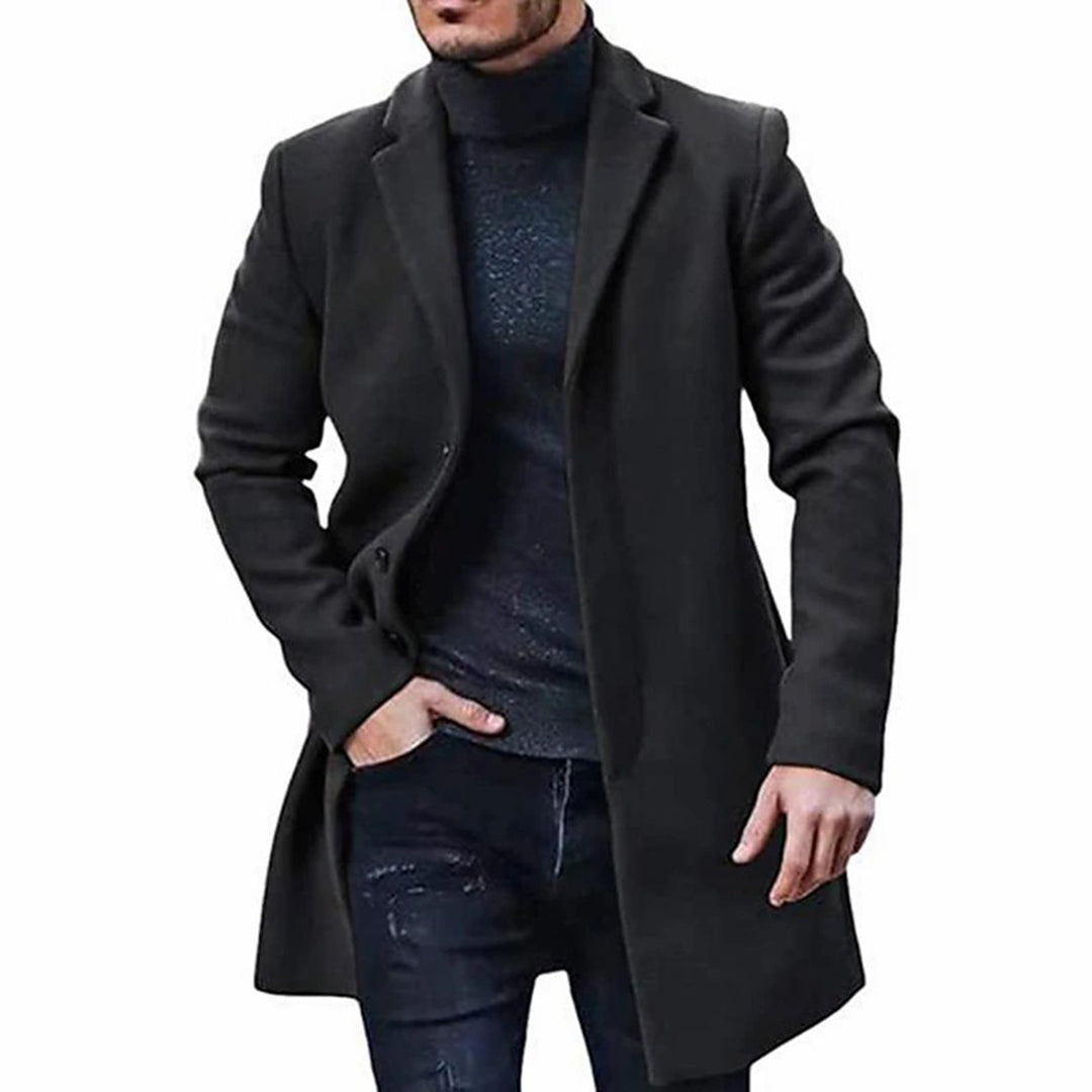 Mann i elegant, varm vinterjakke, ideell for utendørsaktiviteter og komfort.