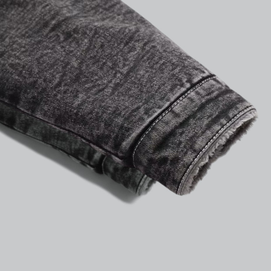 Allsidig herrejakke med varmt fôr, i tidløs jeans-stil, ideell for kaldere vær.