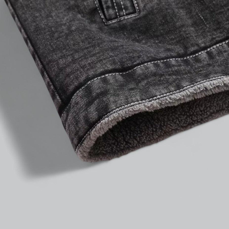 Bakside av komfortabel herrejakke i jeans-stil, designet for varme og holdbarhet.