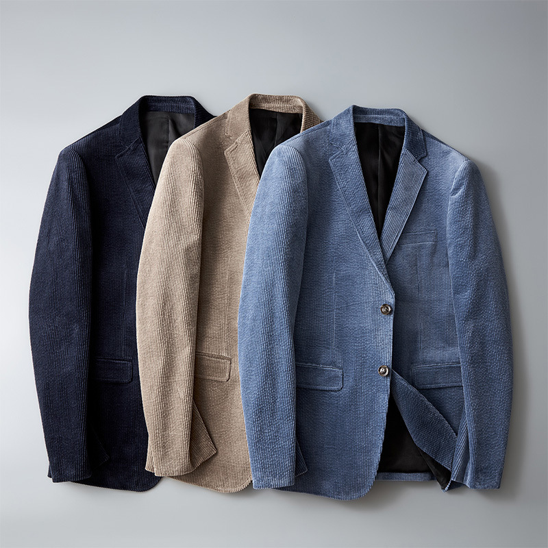 Mørkeblå herreblazer i slank passform, ideell som formell blazer eller fritidsblazer.