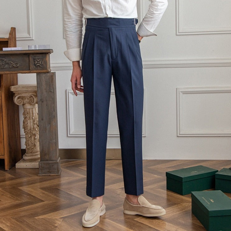 Moderne høytliv herrebukse, plissert og skreddersydd i ullblanding, for en elegant og komfortabel look.