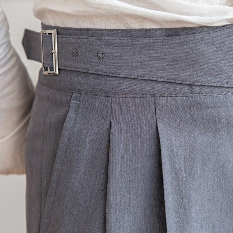 Stilige høytliv herrebukser med plissé, i ullblanding. Allsidig for formelle og business casual antrekk.