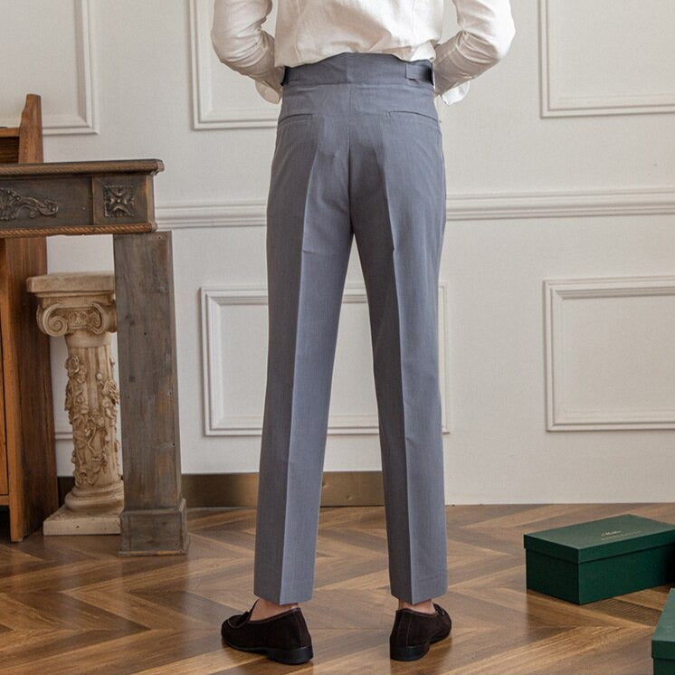 Elegant høytliv herrebukse i ullblanding med plissert front, ideell for både formell og uformell bruk.